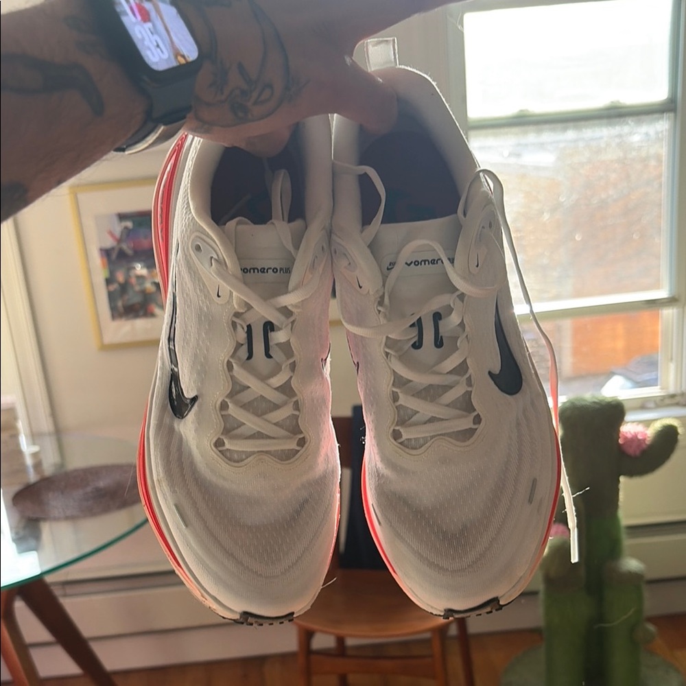 Nike Homero plus Men’s White Running Shoes with Coral Accent